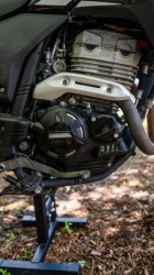 KIT TAPAS MOTOR HONDA XRE300 NEGRO -AMX-