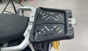 Coocase Soporte Top Case Moto Baulera 55-65L aluminio